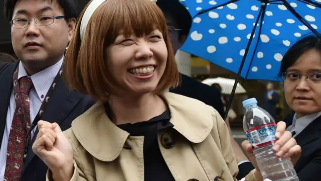 إغاراشي تبتسم خارج المحكمة بعد نيل البراءة