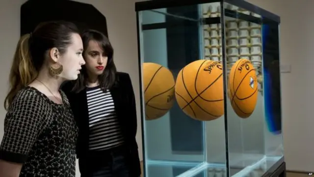 Jeff Koons-un "Suda üzən top" adlı kompozisiya da hərraca çıxarılıb.