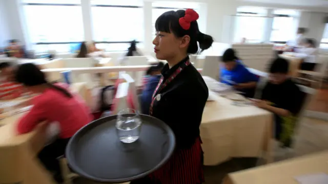 Pelayan restoran Cina