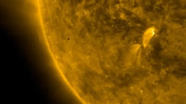 يظهر عطارد في الصورة هنا يعبر أمام الشمس للمرة الأولى خلال 10 سنوات