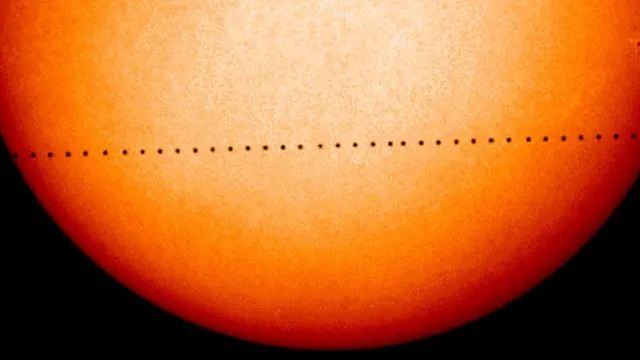 الصورة عام 2006 وتظهر على نحو متتابع حركة عطارد أثناء عبوره أمام الشمس
