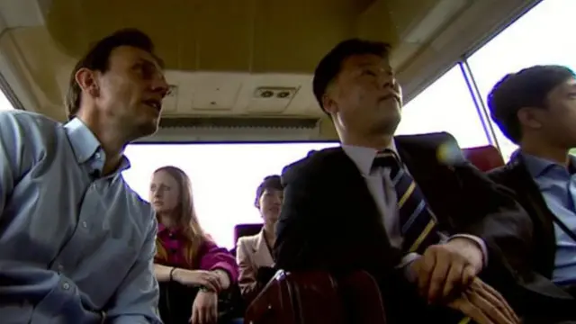 Phóng viên BBC Rupert Wingfield Hayes cùng đồng nghiệp và các nhân viên hướng dẫn ở Bắc Hàn