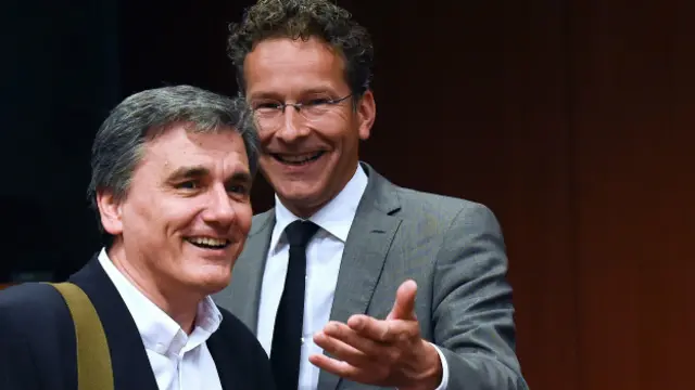 Euro Bölgesi maliye bakanları toplantısında bu kez yüzler gülüyordu. Yunan Maliye Bakanı Euclid Tsakalotos ve Eurogroup Başkanı Jeroen Dijsselbloem, borcun yapılandırılması konusunda ilk kez prensipte de olsa bir fikir birliği olduğunu söyledi.