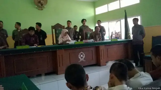 Sebanyak tujuh dari 12 terdakwa kasus pembunuhan dan pemerkosaan seorang siswi SMP di Bengkulu diganjar hukuman 10 tahun penjara.