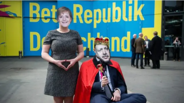 Merkel Türkiye'ye karşı sert tavır alamadığı gerekçesiyle eleştirilere uğruyor. 