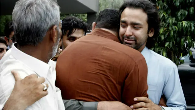 موسی ګیلاني (ښي اړخ ته) له خپل ورور علي حیدر ګیلاني سره له ژغورل کېدو وروسته