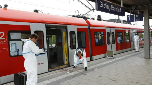 پولیس ترجمان کے مطابق ایک شخص پر ٹرین میں جبکہ دیگر افراد پر سٹیشن کی عمارت کے باہر چاقو سے وار کیے گئے