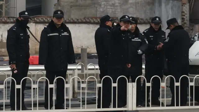 资料图片:警察在法院外站岗