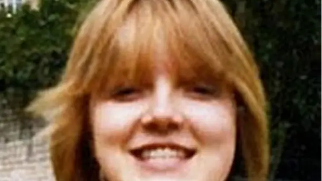 麥勒妮美麗、聰穎、臉上總是洋溢著燦爛的笑容。她那年正凖備考A-level。花季少女，對生活充滿憧憬。