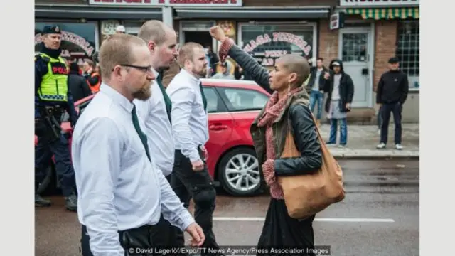 Tess Asplund, İsveç'te Kuzey Direniş Hareketi'ne mensup göstericilerin 1 Mayıs'taki yürüyüşünde karşılarına dikilerek cesaretin ve direnişin simgesi oldu.