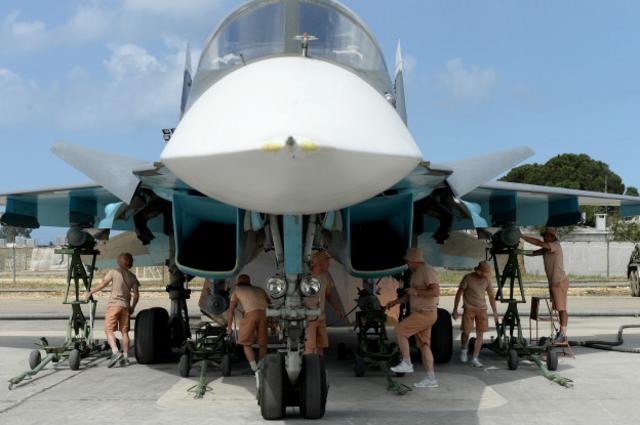 Российские технические работники подготавливают военный самолет для операции в Латакии