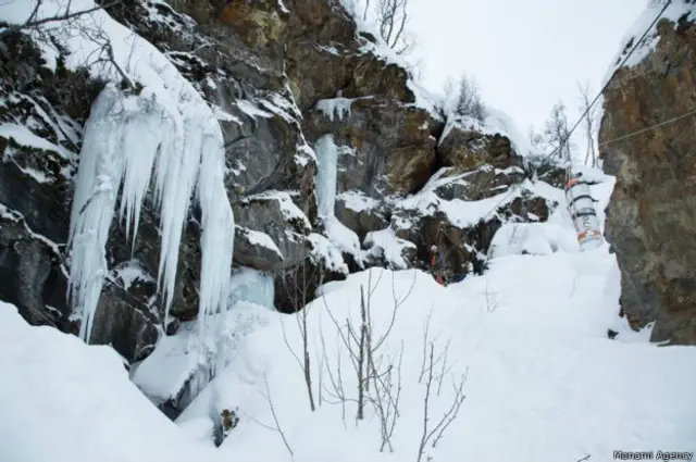 Nesta ladeira congelada fica a saída das grutas