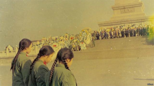 1976年，中国总理周恩来去世，艾华到天安门广场悼念