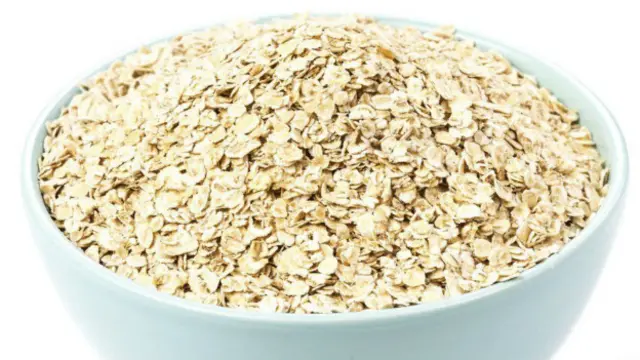 Darte un baño con avena es, según los expertos, un tratamiento adecuado.