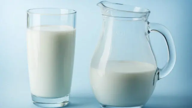 Jarra y vaso de leche