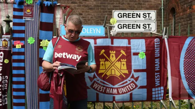 Torcedor do West Ham se preparando para uma partidagalera bet bônus 50 reais como funcionaUpton Park; equipe estágalera bet bônus 50 reais como funcionamudança para estádio olímpico