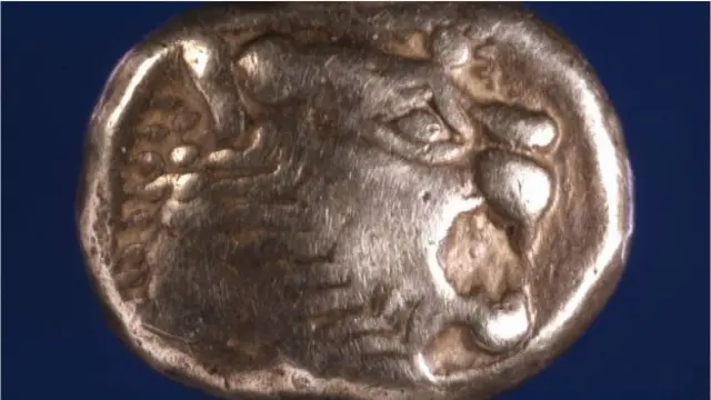 سره د دې چې غټوالی او څېره يې منظمه نه ده، د عیسی (ع) له پيدايښت نه مخکې شپږمې – اوومې پېړۍ د لیدیا امپراتورۍ دغو سکو دقیق وزن او معیار درلوده۰ (تصویر د بریټیش موزیم)