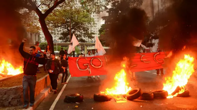 Demonstran memblokade akses ke jalan-jalan utama di kota terbesar Brasil, Sao Paulo, dan menyebabkan kemacetan.