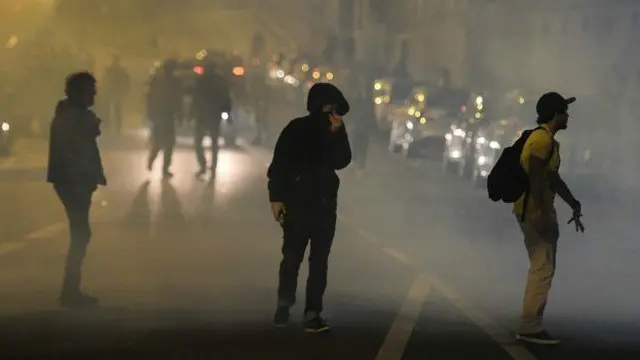 منگل کو سینکڑوں کی تعداد میں مظاہرین نے پیرس میں قومی اسبملی کے سامنے مظاہرہ کیا