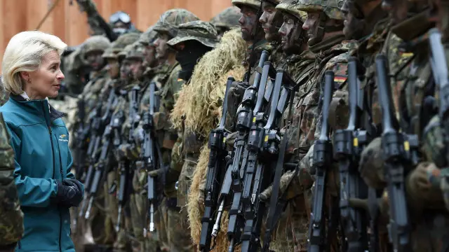 Министр обороны и немецкие солдаты