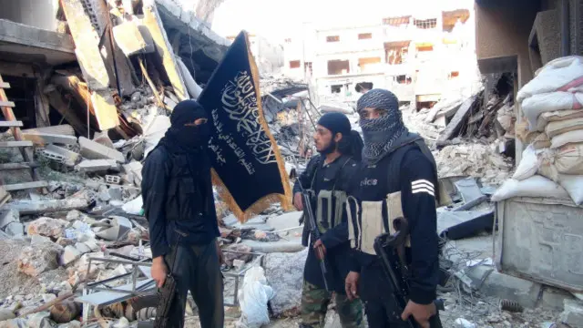 Front Al-Nusra menolak bergabung dengan ISIS dan memilih bersekutu dengan Al-Qaeda.