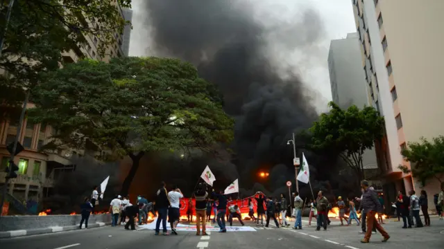 圣保罗民众在街头燃烧障碍物抗议