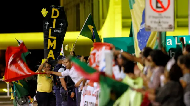 巴西利亚的罗塞夫支持者在街头挥舞旗帜