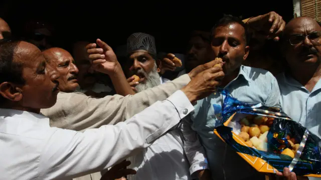 لوگوں نے ملک کے سابق وزیر اعظم سید یوسف رضا گیلانی کے بیٹے کی بازیابی کی خبر پر جشن منایا اور مٹھائیاں بانٹیں۔