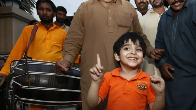 حیدر علی گیلانی کے بیٹے جمال گیلانی اپنے والد کی بازیابی کی خبر سنے کے بعد جشن منا رہے ہیں 