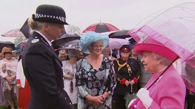 Nữ hoàng Elizabeth II được giới thiệu với Chỉ huy trưởng Cảnh sát D'Orsi (mặc cảnh phục bên trái)