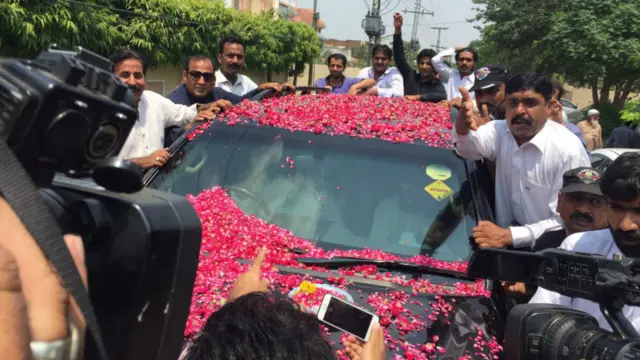 لاہور پہنچنے پر انھیں ایک قافلے کی صورت میں ان کی رہائش گاہ پر لایا گیا جہاں لوگوں کی بڑی تعداد موجود تھی