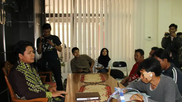 Komisioner Komnas HAM, M Imdadun Rahmat, kiri, saat menerima perwakilan warga Kampung Dadap, Tangerang.