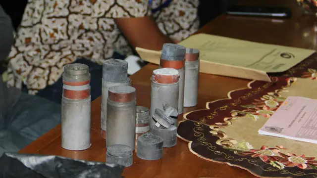 Warga juga menyerahkan barang bukti berupa enam selongsong gas air mata, selongsong peluru, dan satu proyektil peluru.