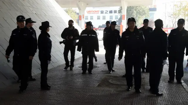 资料图片：北京警察在北京市第三中级人民法院外站岗