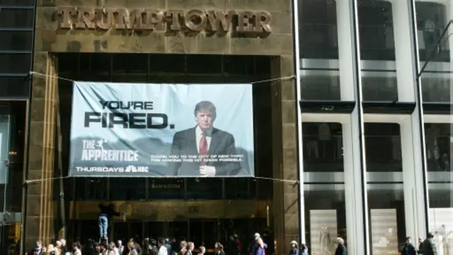 特朗普大厦上的美国版真人秀节目《学徒》的广告，唐纳德·特朗普(Donald Trump)在片中担任主角