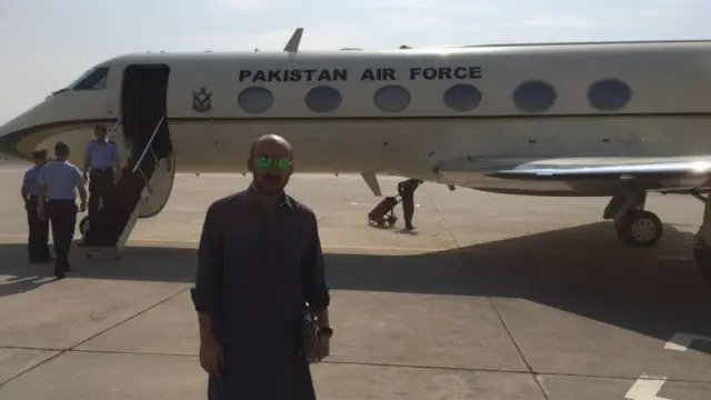 علی گیلانی کو افغانستان سے پاکستان لانے کے لیے خصوصی طیارہ کابل بھجوایا گیا اور علی گیلانی کے جڑواں بھائی قاسم گیلانی انھیں لینے کے لیے کابل گئے۔