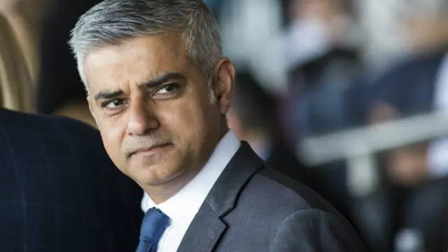 د لندن نوي ښاروال صادق خان پر خپلې ټویټر پاڼې لیکلي: ''سږ کال به روژه اسانه نه وي... زه خپله ګهیځ تر هر بل شي د قهوې څښلو ته ترجیح ورکوم''.