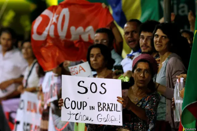 يتهم مؤيدو روسيف خصومها بالقيام بانقلاب عليها