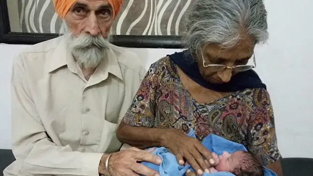 Daljinder Kaur con su hijo y su marido