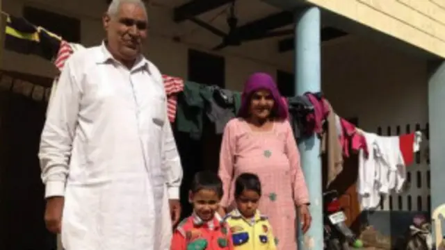 Batheri Devi (derecha) tuvo trillizos a los 64 años.