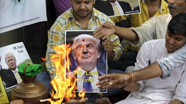 ددغې ډلې غړو اوربل کړ او په هغه کې يې خدایانو ته د نژدېوالي لپاره نذرانې اچولې چې په ټرمپ د بریالتوب لپاره مهرباني وکړي 