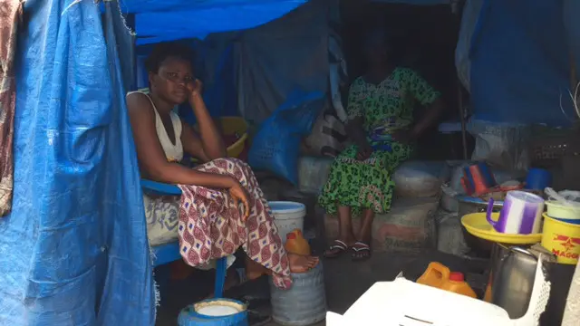 Un abri provisoire sur le site où s'entassent des centaines de personnes