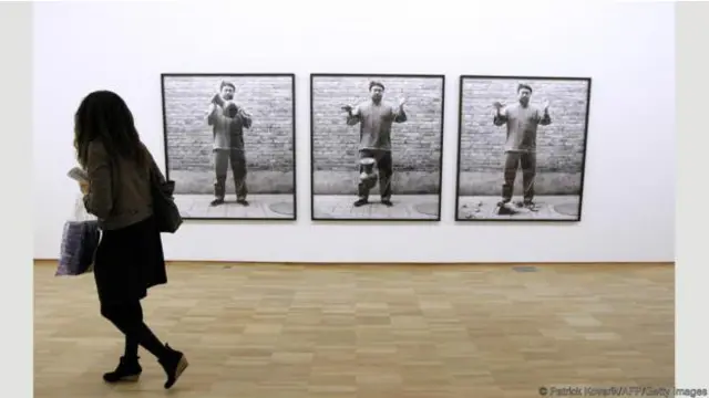 Seorang pengunjung melihat karya Ai Weiwei, Menjatuhkan Kendi Dinasti Han di Museum Jeu de Paume Museum di Paris pada 2012 (Foto: Patrick Kovarik/AFP/Getty Images)