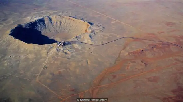 250 metre çapındaki bir göktaşı Arizona'da dev bir krater oluşturdu.