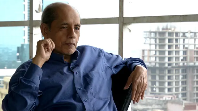 মাসুদ রানা সিরিজের রাহাত খান অত্যন্ত রাশভারী একজন মানুষ, সারাক্ষণ তিনি ধূমপান করেন। বাস্তবের রাহাত খান ক্ষেত্র বিশেষে রাশভারী, কিন্তু মূলত একজন আমুদে মানুষ। 