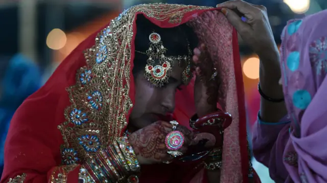 اجتماعی شادیوں میں دلہنوں کے لیے جہیز کے لیےمخیر حضرات عطیات دیتے ہیں۔