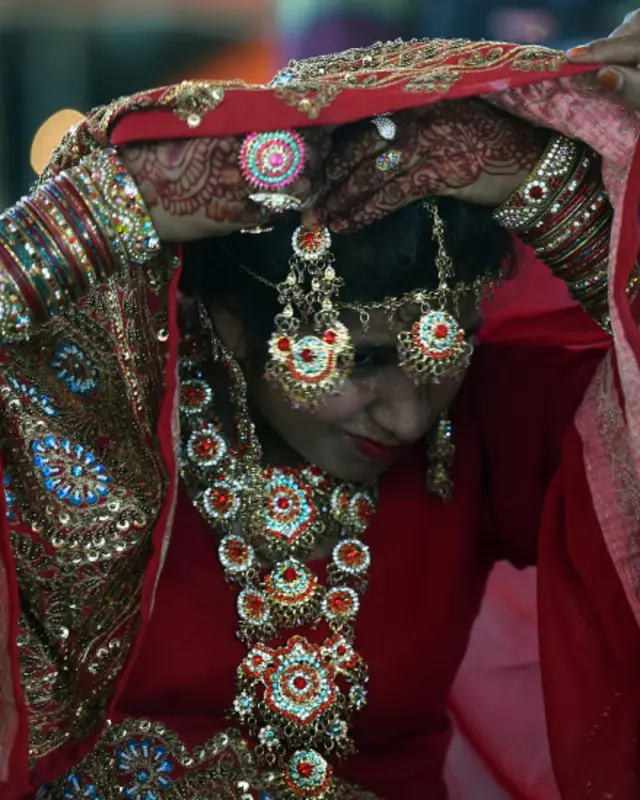 پاکستان میں اجتماعی شادیوں کی تقاریب کا اہتمام تواتر سے ہونے لگا ہے جن میں کم آمدن والے خاندانوں کے بچوں اور بچیوں کی شادی کرائی جاتی ہے۔