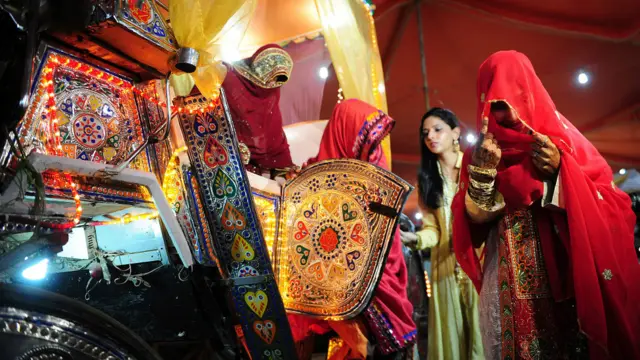 کراچی میں الغوثیہ ویلفیئر آرگنائزیش کے زیر اہتمام اجتماعی شادی کی تقریب کا انعقاد ہوا۔ اس تقریب میں 135 جوڑوں کی شادی کرائی گئی۔