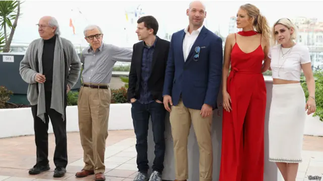 (من اليسار الى اليمين) مدير التصوير فيتوريو سترارو، المخرج وودي آلن، والممثلون جيسي آيزنبيرغ وكوري ستول وبليك لايفلي وكريستن ستيوارت في كان