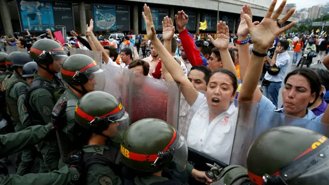 Las barricadas policiales impidieron que los manifestantes llegaran al Centro Nacional Electoral, en el centro de Caracas.